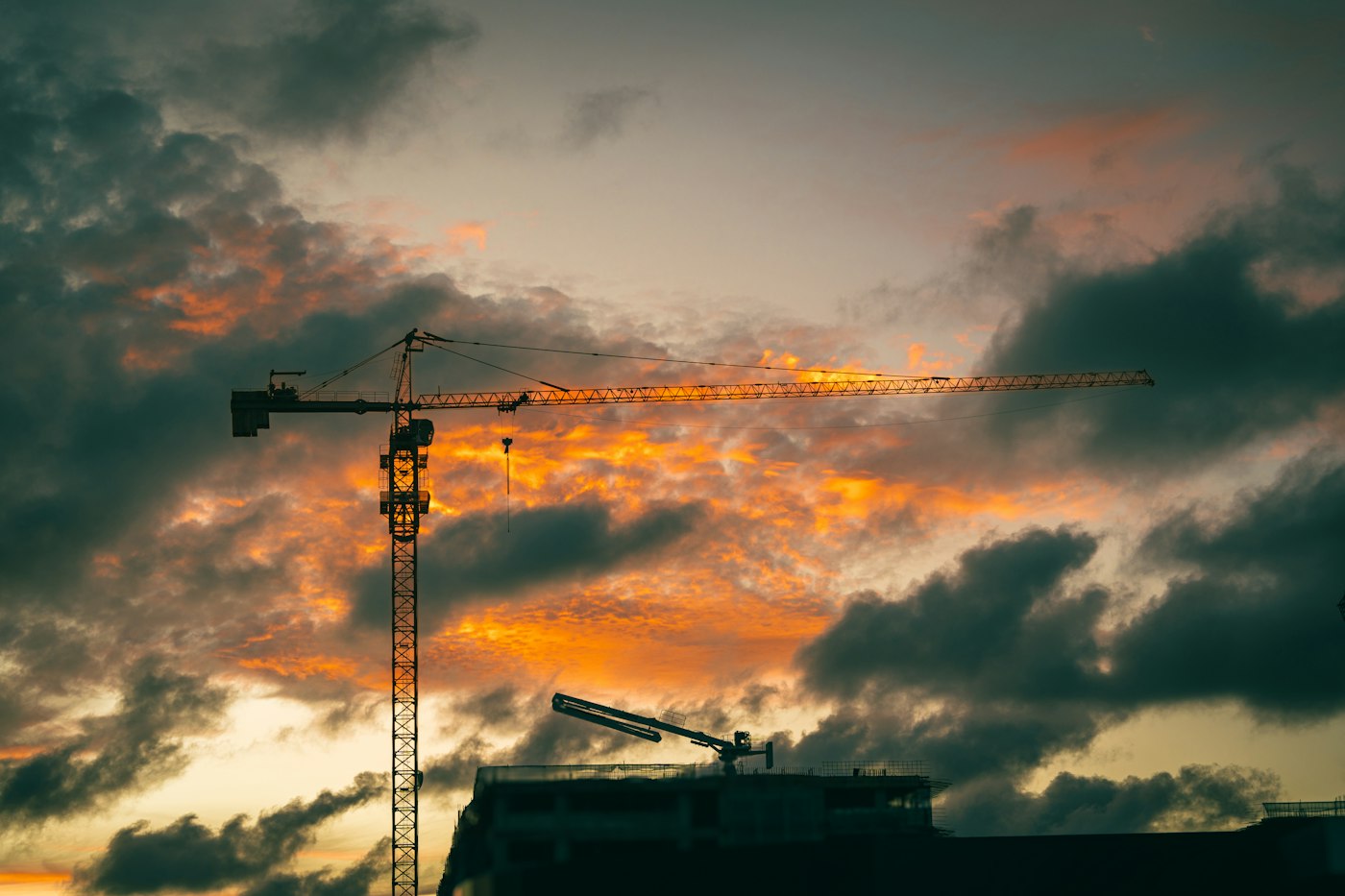 Chantier de construction avec grue au coucher du soleil